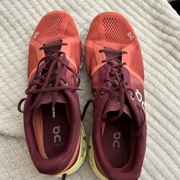 On Cloud running shoes - Picture 2 of 5